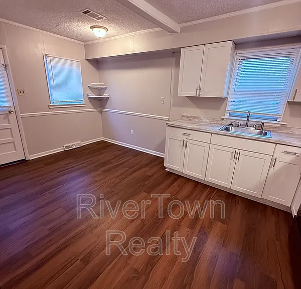 1454 Delano Ave — Photo 7