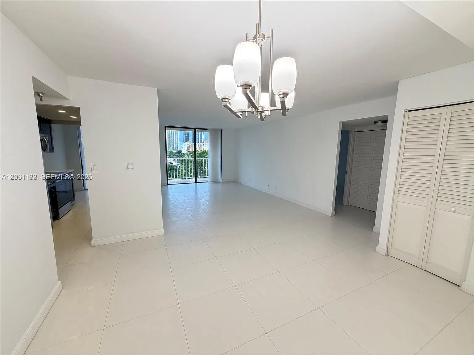Winston Towers 700 Condo — Photo 3