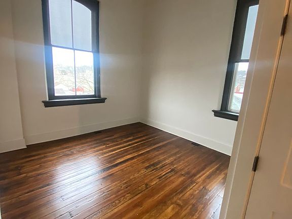 4th image of 516 Berry St #304