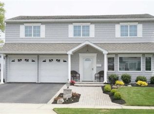 31 Skylark Rd, Massapequa Park, NY 11762
