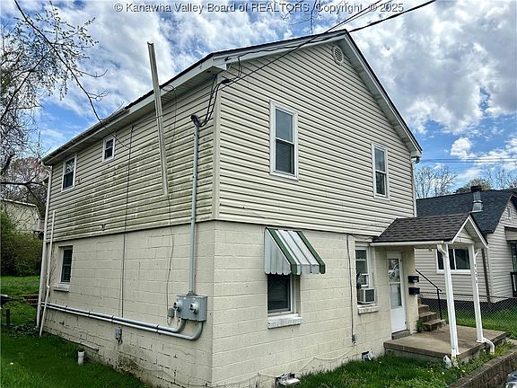 3rd image of 932 Meadow Dr