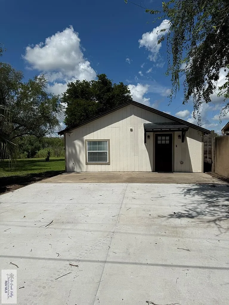 2 bed, 1.0 bath, 780 sqft, $1,300 — Photo 1