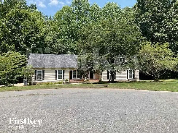 749 Lois Ln — Photo 1