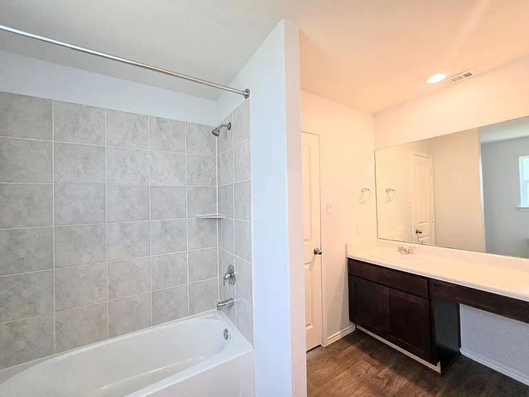 8006 Miranda Cyn — Photo 17