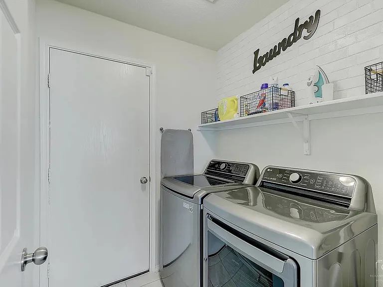 2207 Heaton St — Photo 3