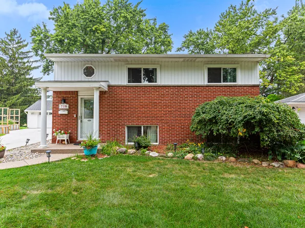 718 Panorama Dr, Milford, MI 48381
