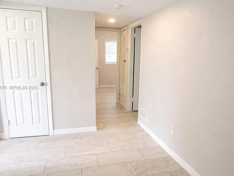 1104 E Jasmine Rd — Photo 4