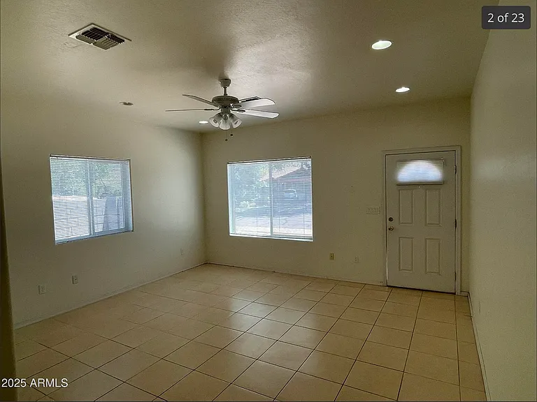 512 W Brown St — Photo 2