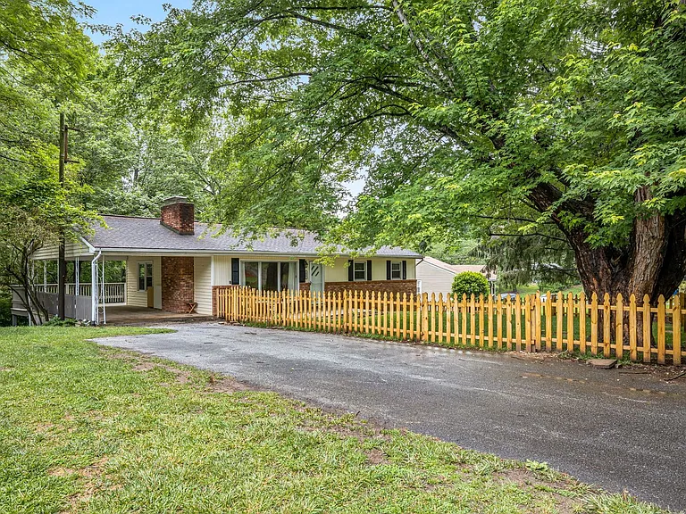 440 Royal Pines Dr — Photo 19