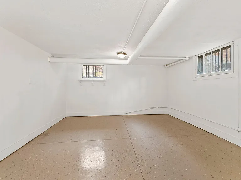 Essex Apartments — Photo 12