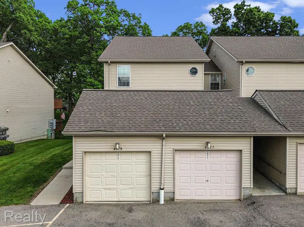 4977 Oak Hill Dr, Waterford, MI 48329