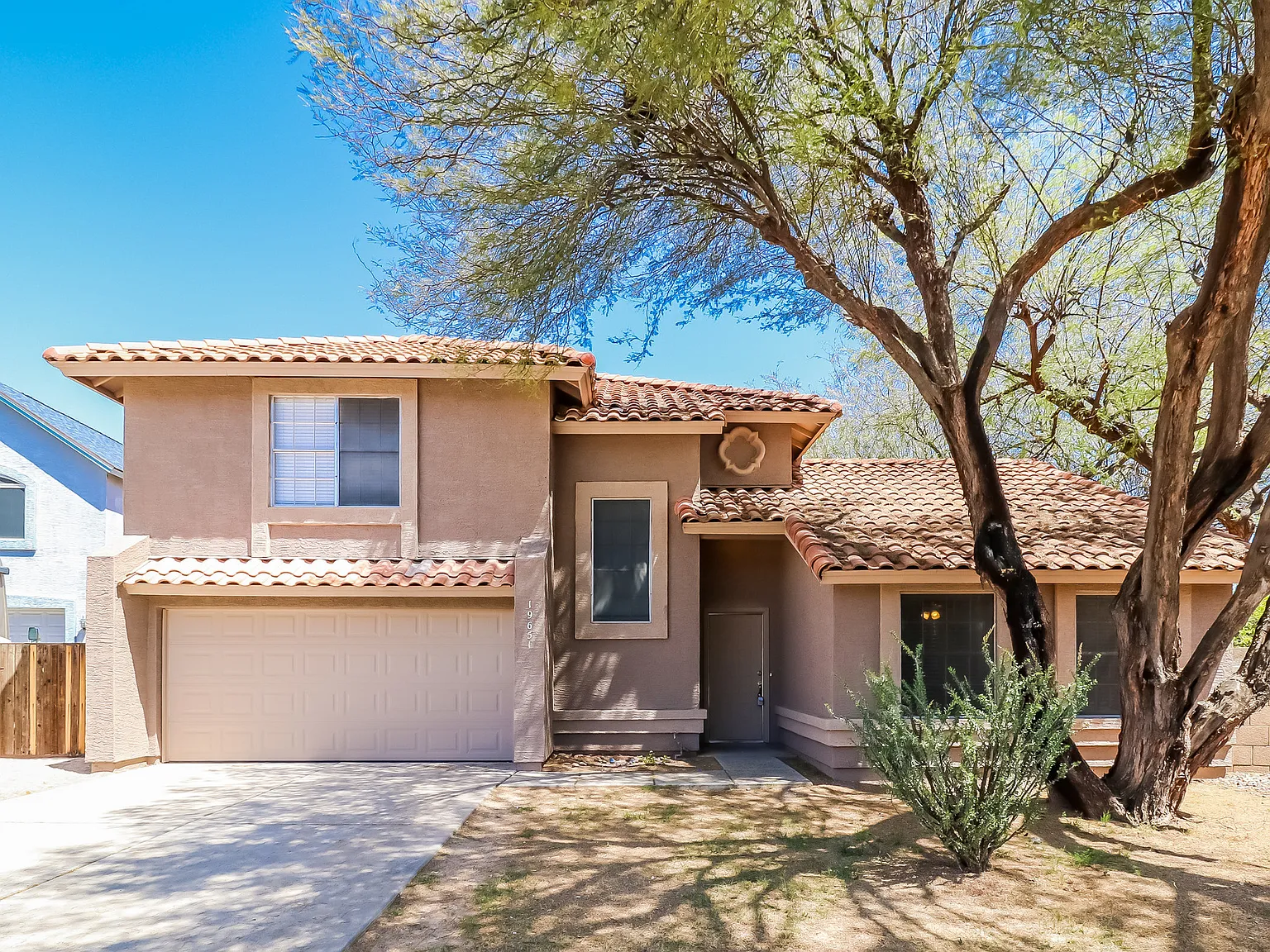 3 bed, 2.5 bath, 1721 sqft, $2,385 — Photo 1