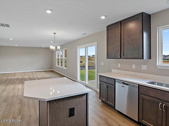 5th image of 133 Sunflower Blvd