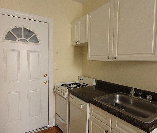 3rd image of 427 W Belden Ave #433W201