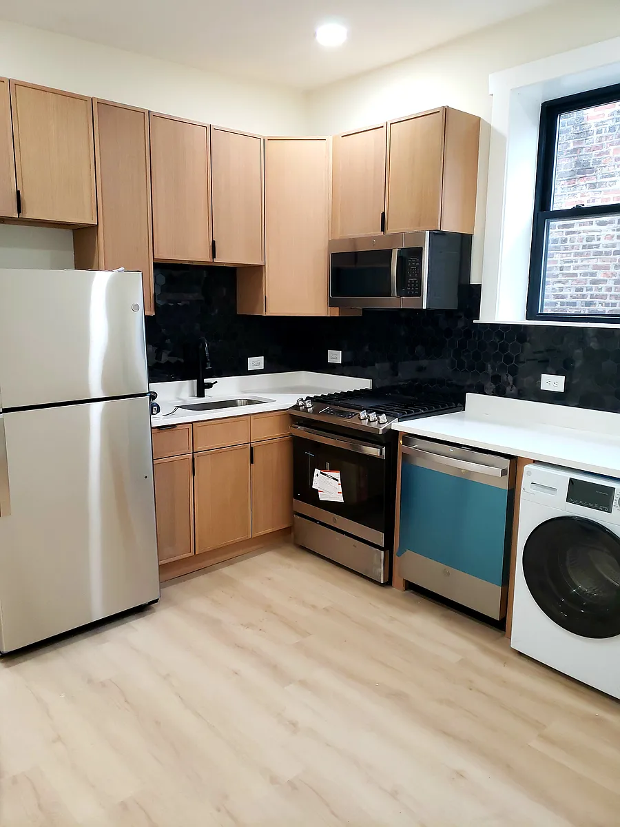 Building Photo - 944 N Damen Ave #2F