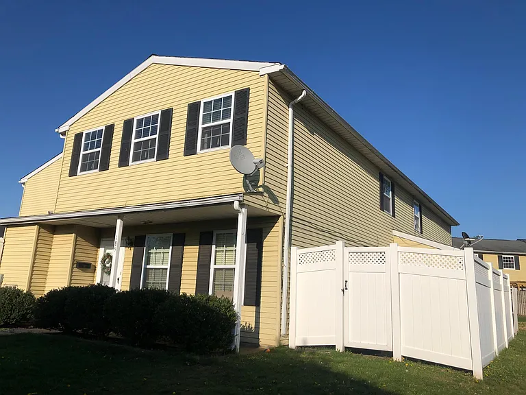 185 Reliance Pl — Photo 2