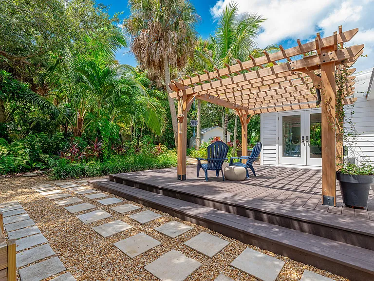 547 SW Riverview St — Photo 42