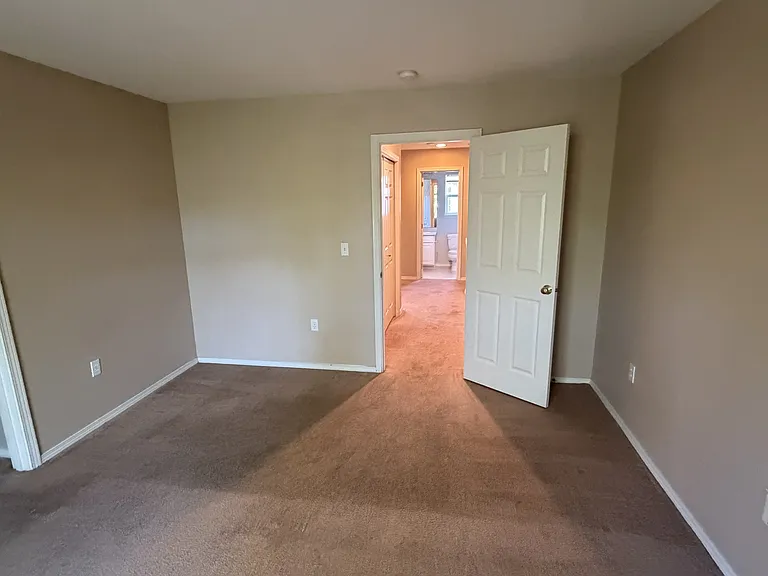 22651 NE 4th Pl — Photo 28