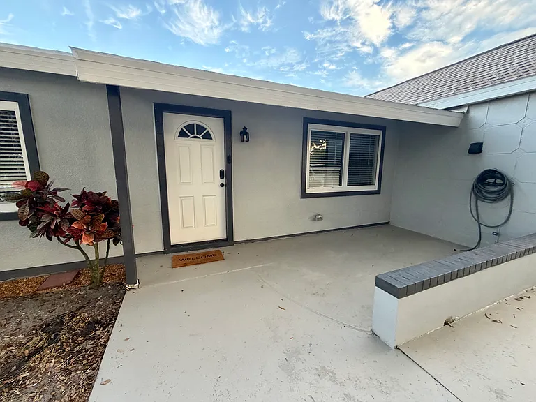 Mariposa Dr NE — Photo 9