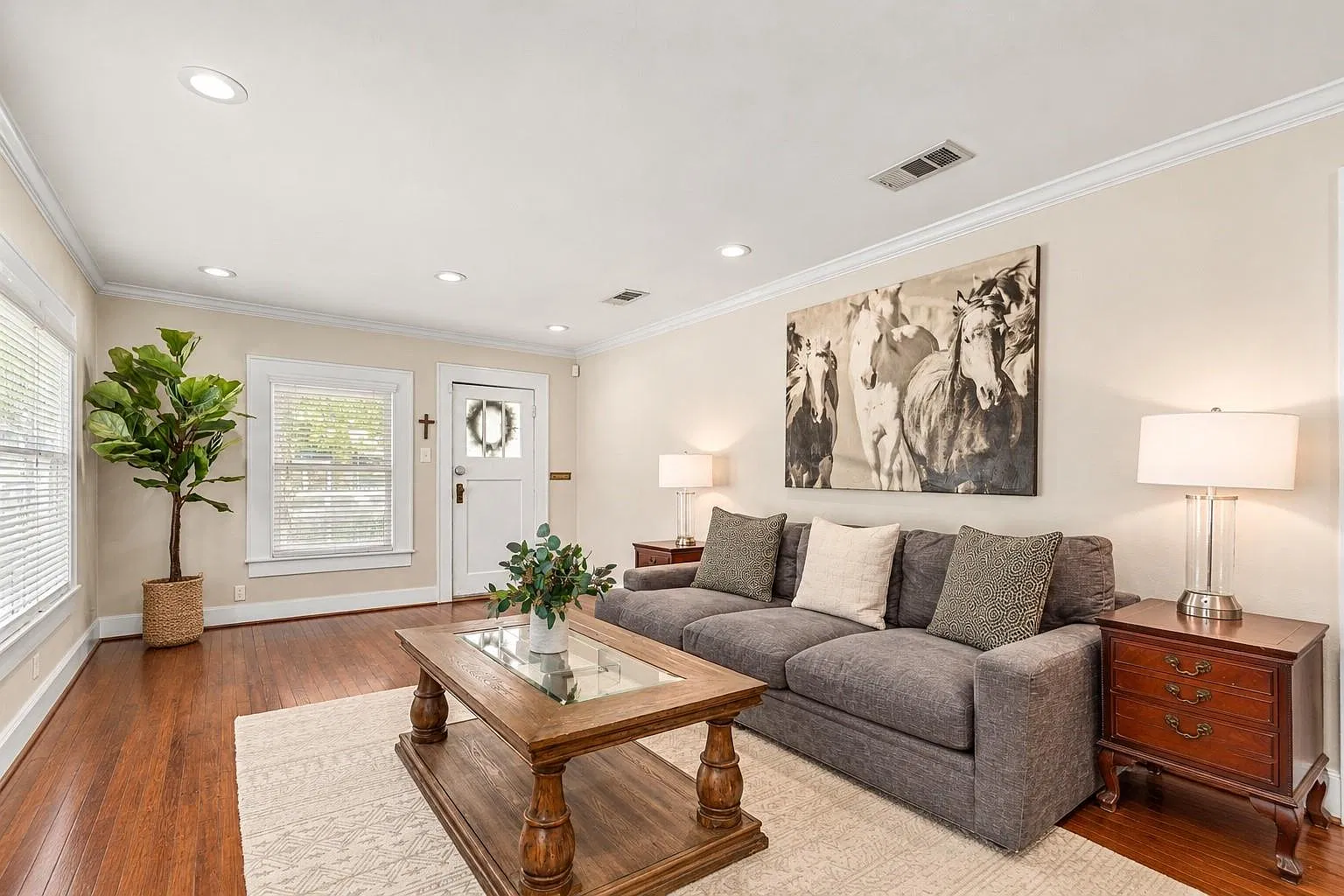 2 bed, 2.0 bath, 1300 sqft, $4,000 — Photo 3