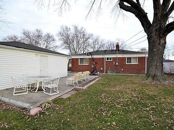 5th image of 30505 Iroquois Dr