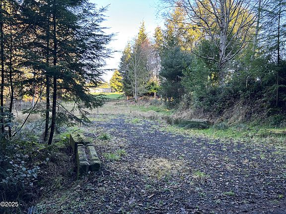 3rd image of 2040 SE Lucy Ln