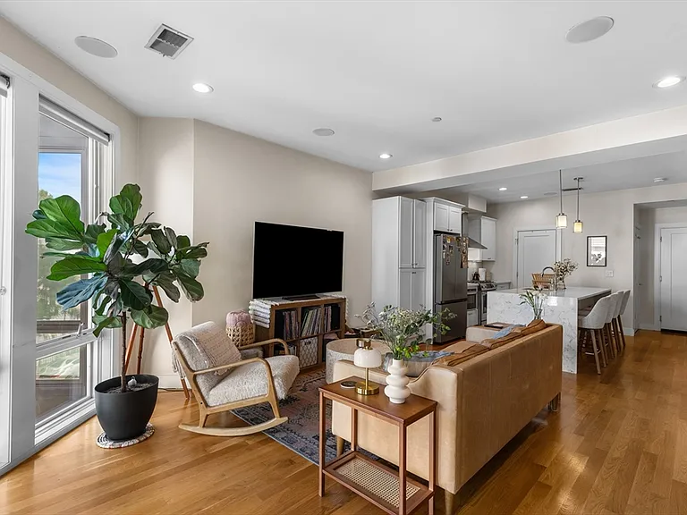 275 Old Colony Ave #10 — Photo 5