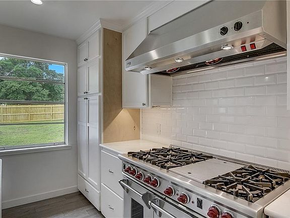 3rd image of 907 Charleston Blvd