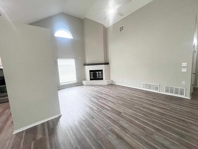 1717 Pinnacle Ln — Photo 3