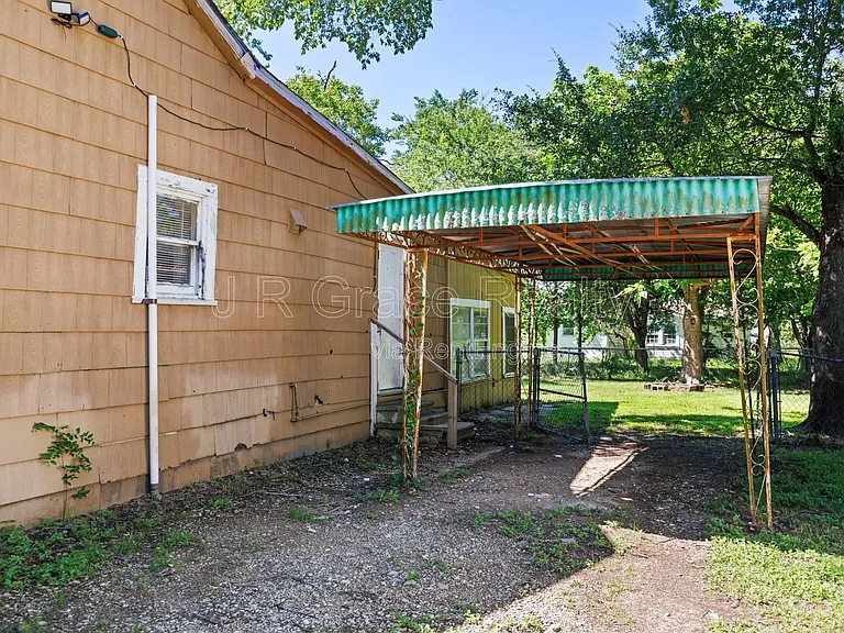 802 W Navasota St — Photo 6
