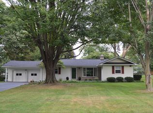1 Oak Manor Ln, Pittsford, NY 14534