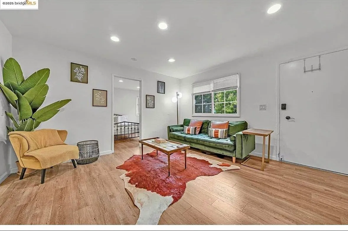 3 bed, 966 sqft, $3,650 — Photo 1