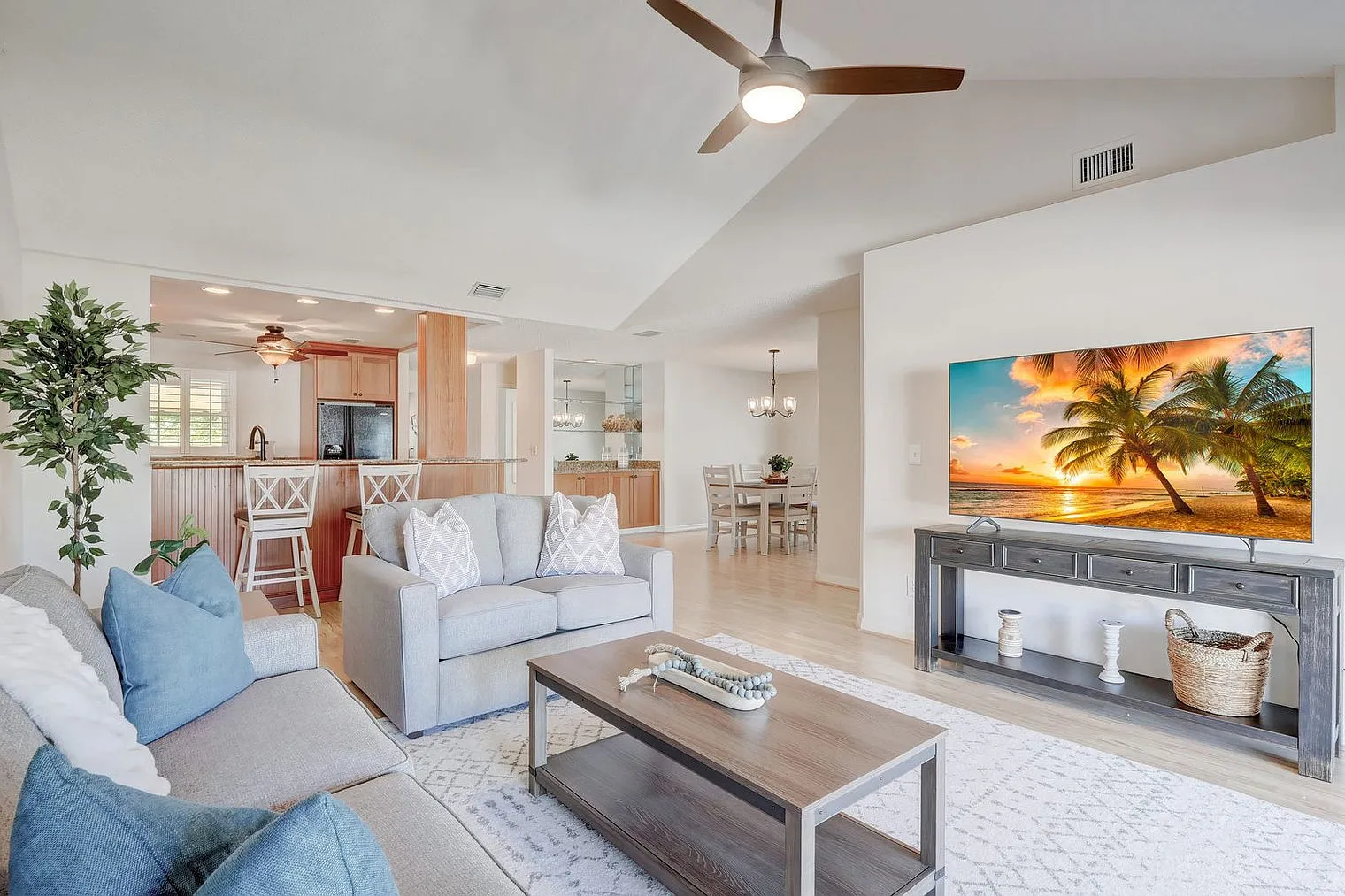 2 bed, 2.0 bath, 1377 sqft, $4,290 — Photo 2
