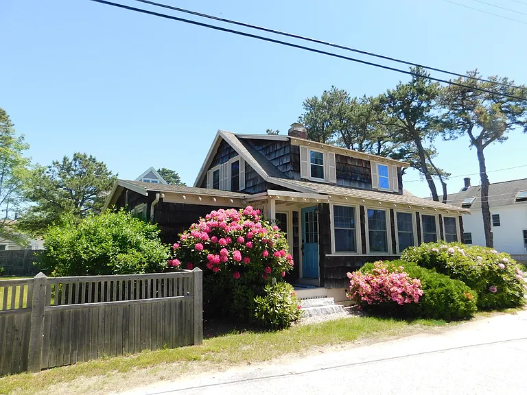 70 E Grand Ave — Photo 36
