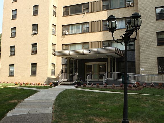 3rd image of 6 Fordham Hill Oval APT 9A