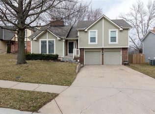 12412 S Seminole Dr, Olathe, KS 66062
