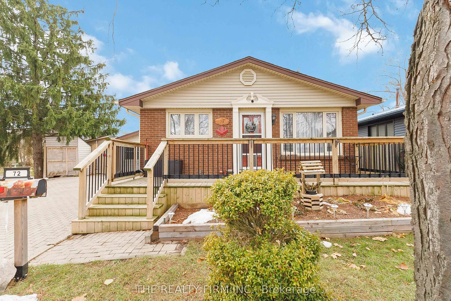 72 Metcalfe Cres photo 1