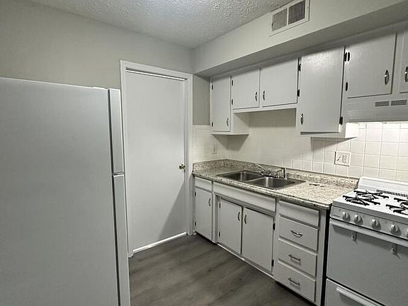 2nd image of 208 Lakeshore Dr APT 4