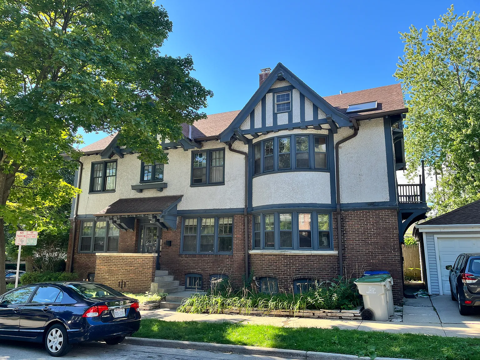 2205 N Summit Ave — Photo 2