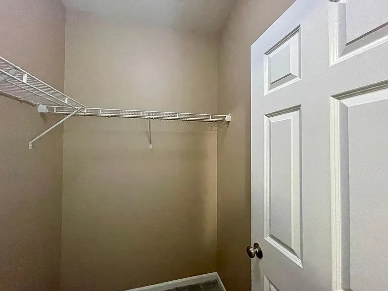 526 Grosvenor Ln — Photo 12