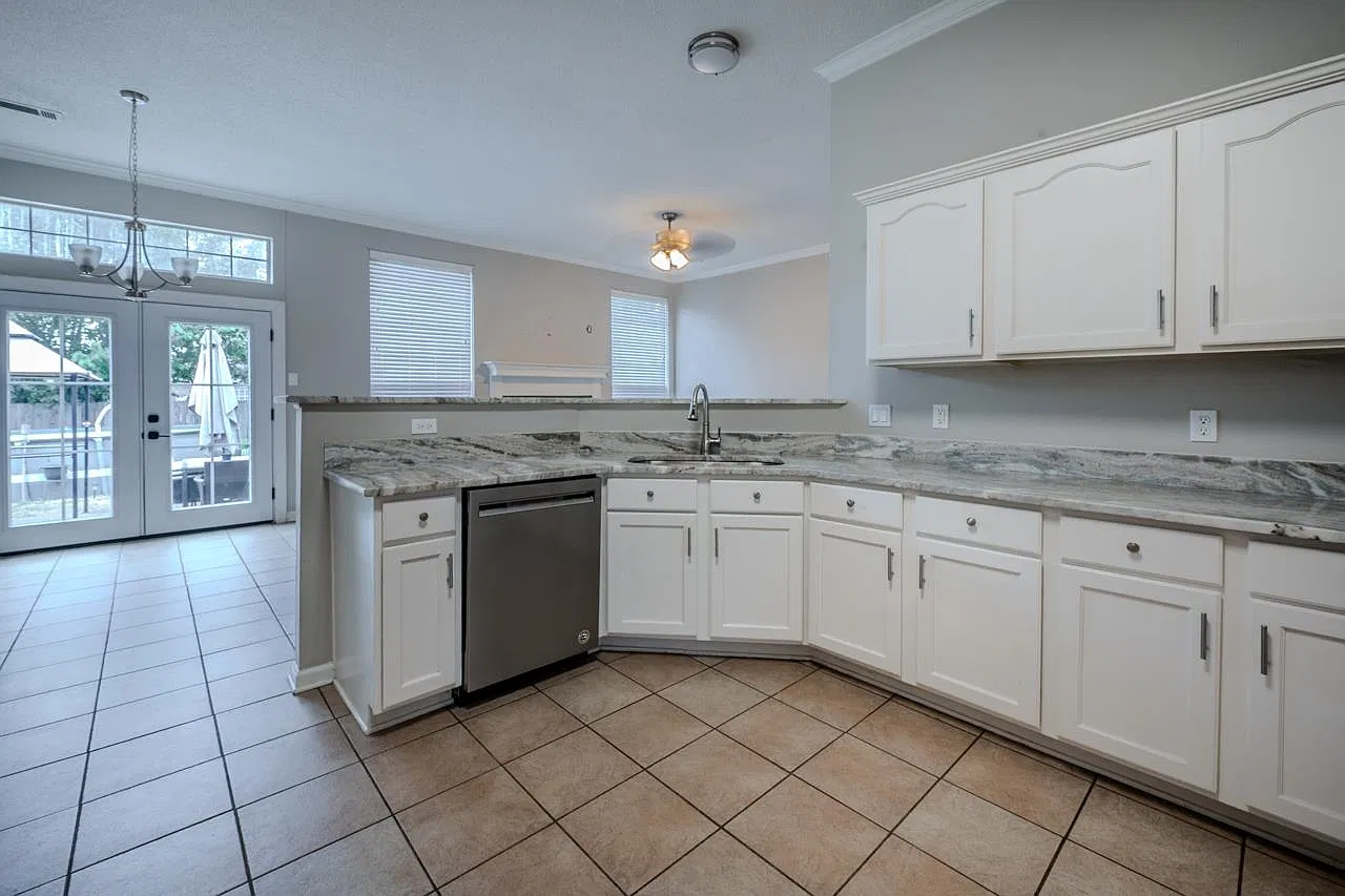5 bed, 3.0 bath, 2839 sqft, $2,400 — Photo 4