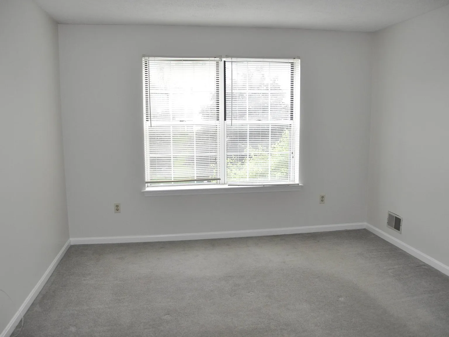 2 bed, 890 sqft, $2,300 — Photo 2