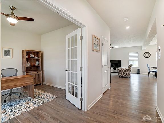 5th image of 183 Chapel Dr E