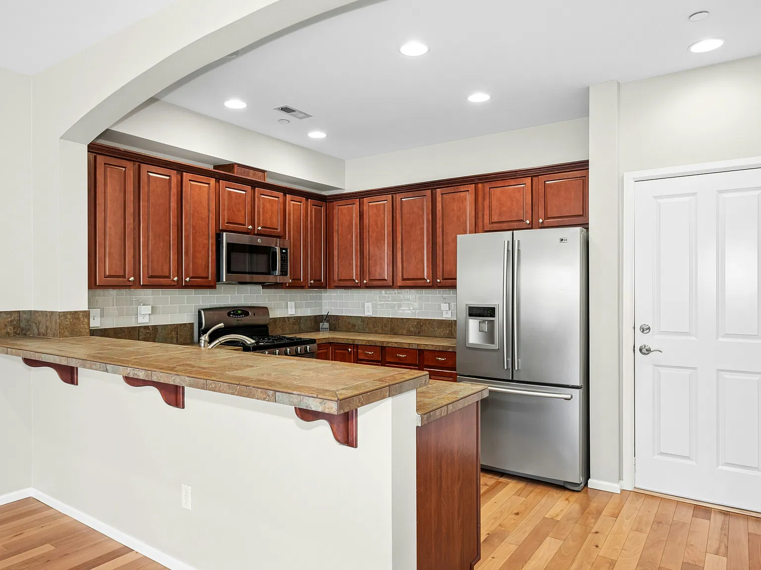 2 bed, 2.5 bath, 1335 sqft, $3,350 — Photo 3