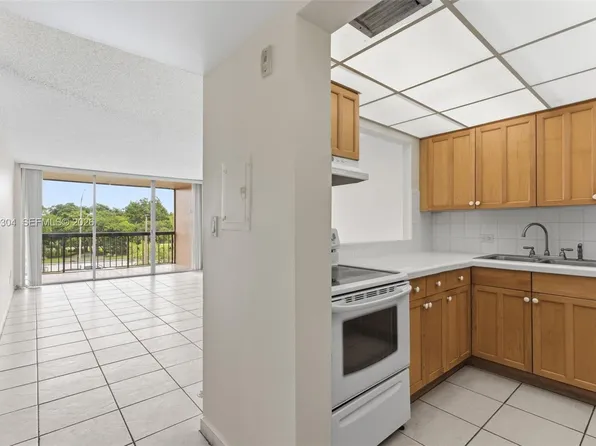 10425 SW 112th Ave APT 302, Miami, FL 33176