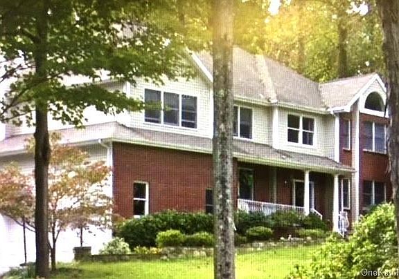 3rd image of 27 Oak Pond Ln