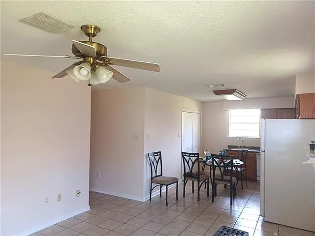 3 bed, 2.0 bath, 1100 sqft, $1,000 — Photo 2