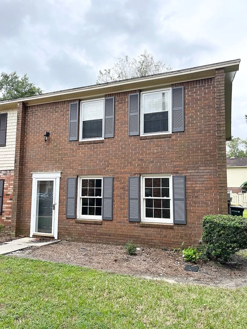 3 bed, 2.5 bath town home in Oglethorpe Place — Photo 1