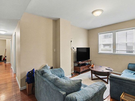 2nd image of 805 N Congress St