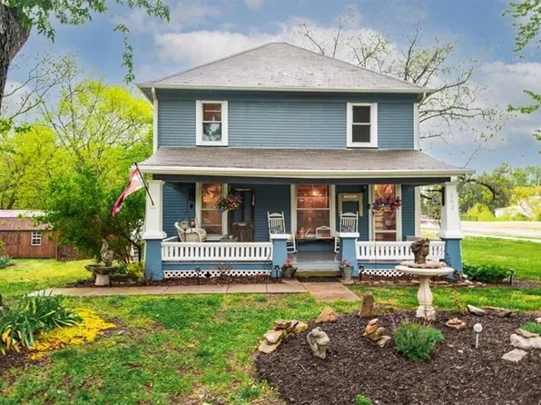 103 10th St, Baldwin City, KS 66006